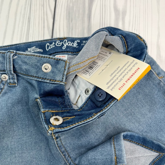 Cat & Jack Girls’ Ultimate Stretch Short Jeans - Picture 6 of 6